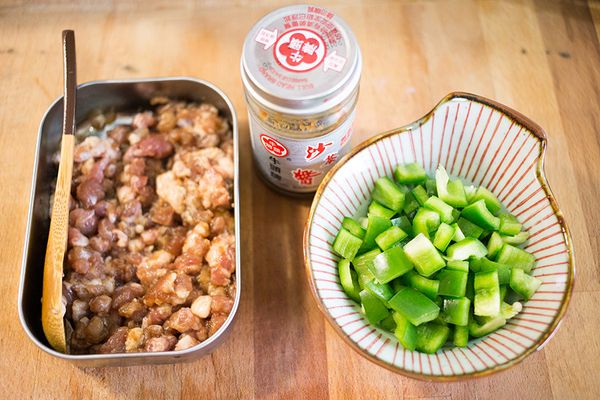 備料，豬絞肉提前用醬油與米酒醃過，青椒切丁。