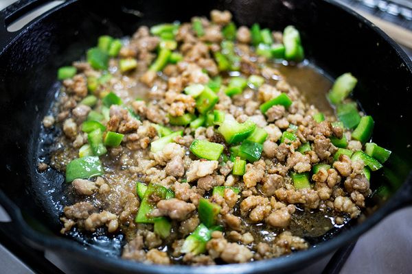 加入調味醬汁拌炒至收汁。