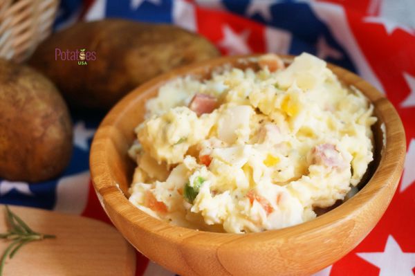 繽紛的三色豆和火腿丁點綴著馬鈴薯蛋沙拉，真的好適合初春的踏青氣氛喔~~