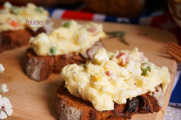 綿密的薯泥中保留了一點馬鈴薯丁，搭配蛋黃調成的蛋沙拉，再用檸檬汁帶出清爽風味，開始漸漸回暖的初春時節，隨手準備個一大盒帶出門踏青野餐都超方便美味:)