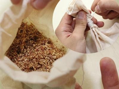 將愛玉子放入紗布袋中，袋口綁緊。(袋口一定要綁緊，不然籽會漂出來)