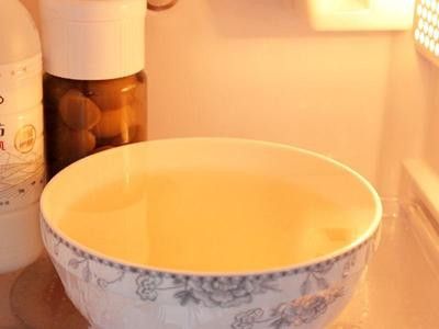 水變黃、愛玉子黏滑感減少時立刻停止搓洗，放冰箱1小時凝結。