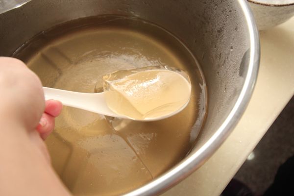 盛一碗愛玉加入半顆百香果、一匙糖水、幾滴檸檬汁即可享用。