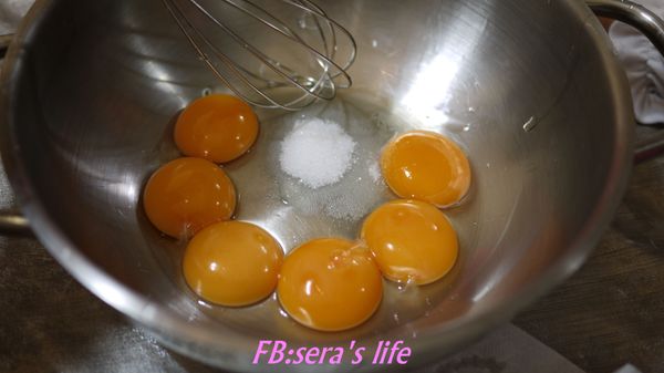 六顆蛋黃與20g糖+軟化之奶油+巧克力醬+鮮奶以打蛋器拌勻(蛋黃糊)