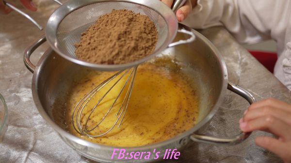 過篩之可可粉，分次慢慢加入拌勻(蛋黃糊)