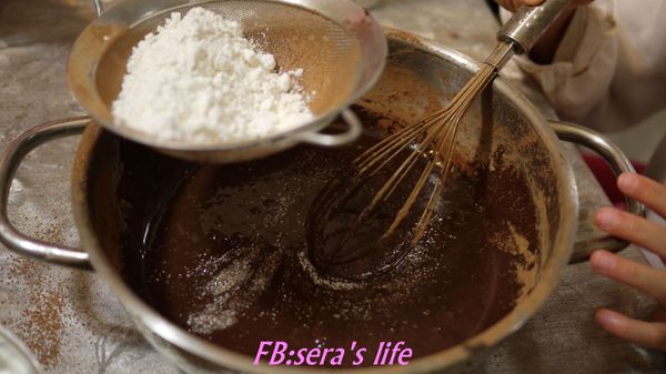 過篩之低筋麵粉，分次慢慢加入拌勻(蛋黃糊)