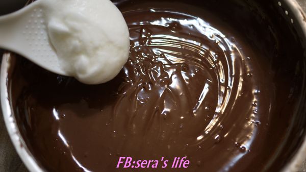 蛋白糊分三次加入蛋黃糊中,輕輕地以切拌方式拌勻