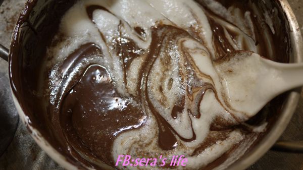 香蕉切片，一半放入麵糊，留一半放蛋糕表面