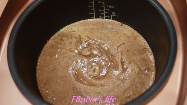 將麵糊倒入飛利浦雙向智旋IH電子鍋內鍋