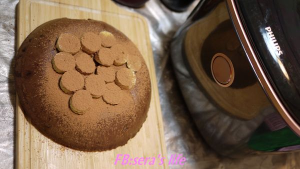 蛋糕稍涼後，放上香蕉片、撒上可可粉即可享用