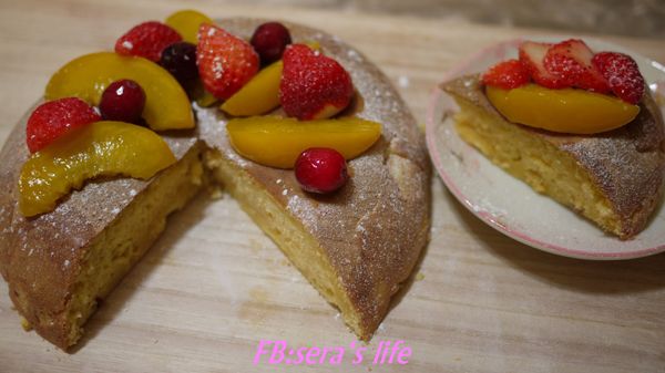 省略香蕉、可可粉、巧克力醬，擺上喜歡的水果，即為水果蛋糕