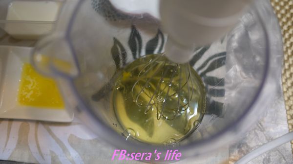 製作蛋白糊。
取一乾淨無油無水容器，將六顆蛋白打發，20g糖分三次加入(蛋白糊)