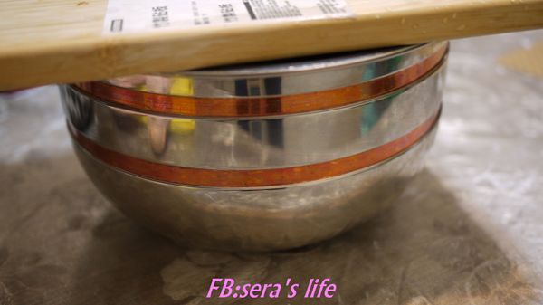 戴隔熱手套取出內鍋。取一大沾板，蓋上