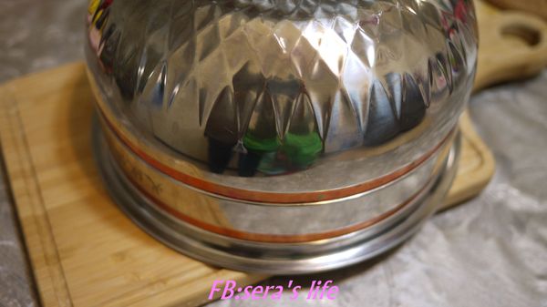 翻轉，蛋糕即自行落下，輕鬆脫模