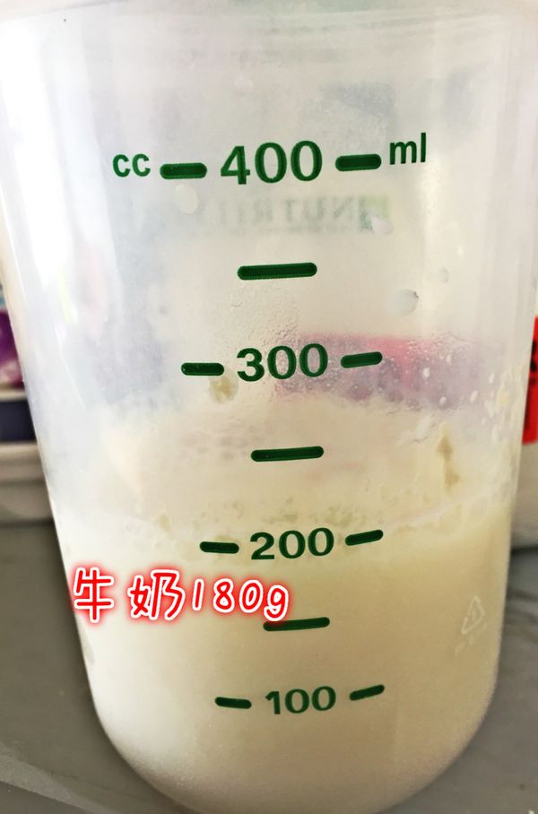 將快速酵母粉、糖放入約180ml牛奶裡。