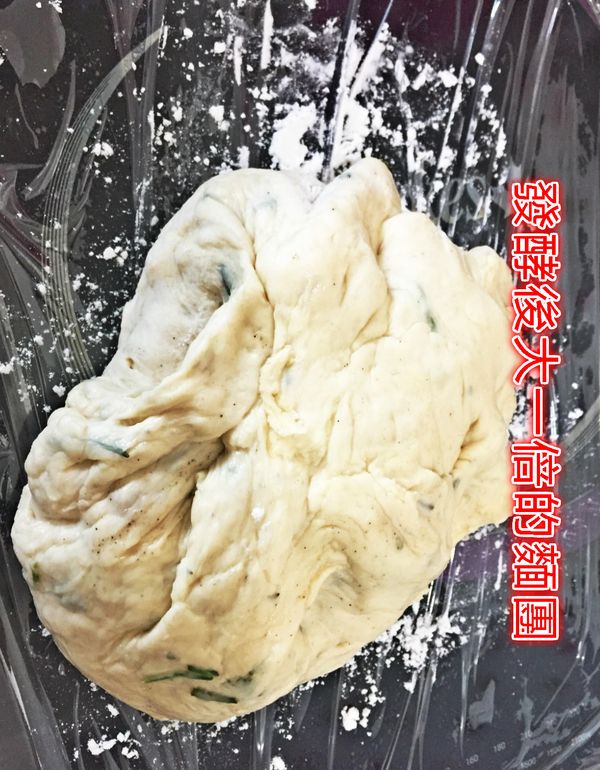 第一次發酵完成後取出腫了一倍大的麵團。