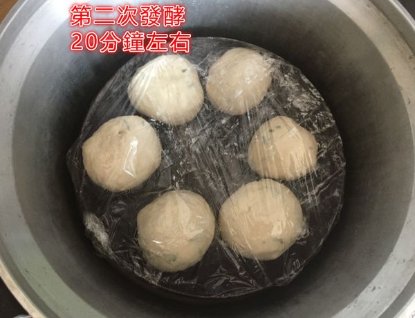 蓋上保鮮膜，進入大同電鍋按下保溫進行第二次發酵，約20分鐘左右。
