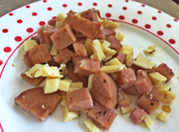 番外篇~迷迭香起士火腿麵包

這個番外篇呢，是由於我做夏威夷有名的小吃 Spam musubi 午餐肉煎蛋壽司

還有剩下一些起士片跟午餐肉片，索性就把他們切一切包入內餡啦。