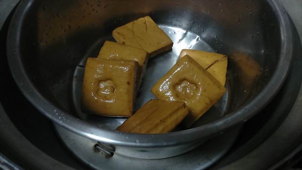豆干用清水清洗一下，取內鍋放入豆干，外鍋1米杯水蒸30分鐘，掀電鍋蓋放涼切片備用。