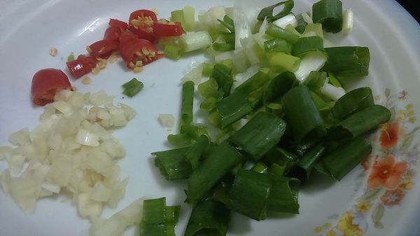 將蔥切成蔥花，蒜切蒜未，辣椒切為辣椒未備用。