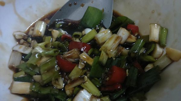 醬切好的辛香料(蔥花、蒜未、辣椒)倒入醬汁中拌勻。