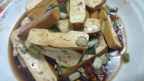 再把切片豆干倒入醬汁拌勻，容器太小豆干可分批拌勻，拌好的豆干盛盤就可以上桌了。