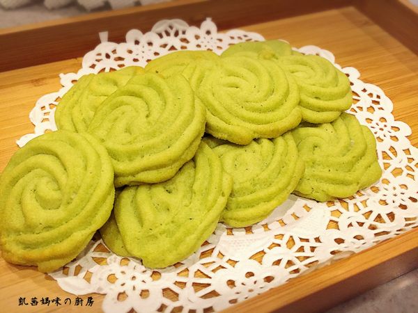 奶粉改以牛奶取代，使用擠花嘴做的抹茶奶酥⋯