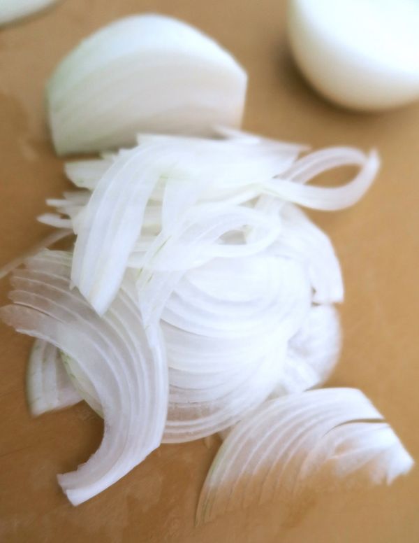 洋蔥切細絲（越細越好），洋蔥絲放置盆中泡水，加3~5塊冰塊。泡8~10分鐘。