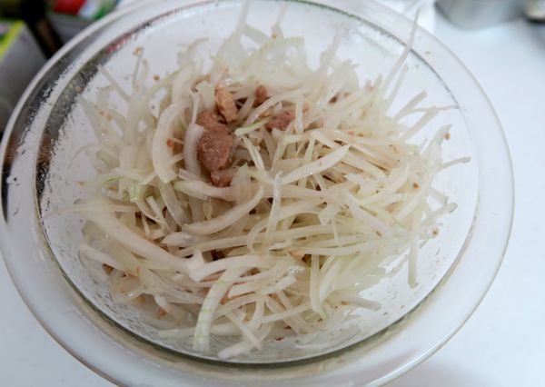 把泡好的洋蔥絲放入料理盆，倒入鱈魚肝及魚油，再加入醋後拌均勻。（也可加入適量的蔥花）