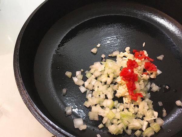 小火起鍋讓辛香料炒出香味。