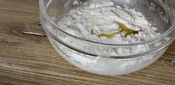 把上述粉類、油、鹽倒入清水中