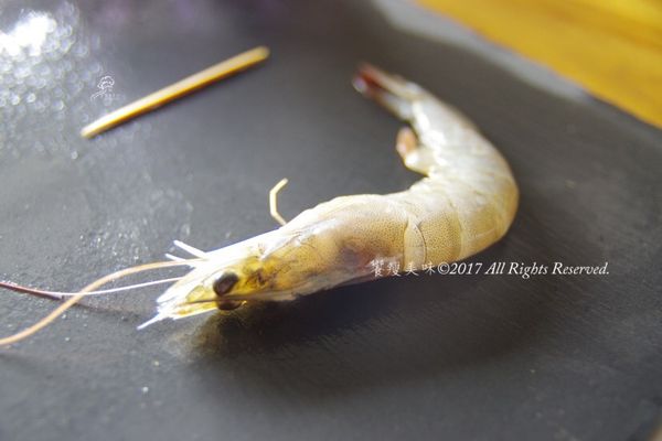生白蝦可用牙籤由第二節去除沙線，並去殼