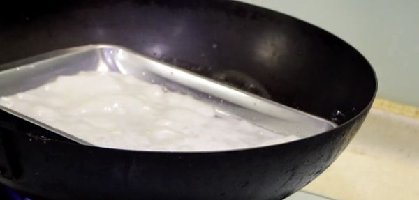 倒粉漿前，一定要再次攪拌，份量約60~70g，在滾燙的鍋中，中大火蒸1~2分鐘