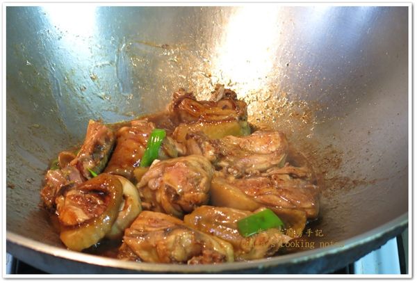 雞用醬油、酒各1大匙醃10分鐘。熱鍋熱油放雞塊用中火煎熟且變金黃色，加入蔥薑蒜、蠔油、糖、胡椒粉拌炒後，加200cc水燒開。