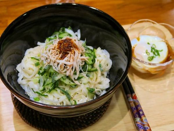 趁熱將溫泉蛋和蔥花拌入麵中，就可以開動囉！