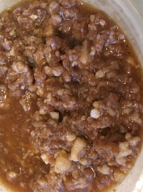 先將豬絞肉+魚露+胡椒粉攪拌勻+半顆檸檬汁
放冰箱入味20分