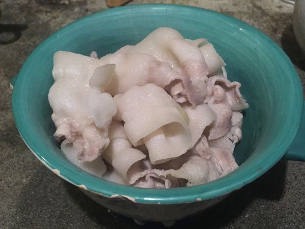 滾水汆燙肉片放涼備用。