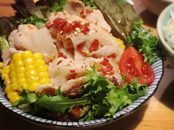 盤底用生菜鋪底，放上步驟1的肉片，淋上醬汁、撒些白芝麻與七味粉，搭配自製小菜、湯品和糙米飯，就是要份飽足感十足的豐盛定食囉！