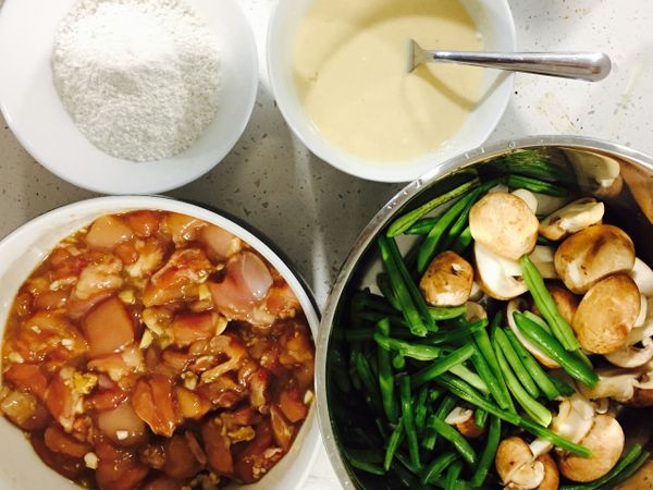 準備醃料、麵糊、炸粉。
雞肉與醃料（醬油、蒜頭、豆腐乳、雞蛋）混合後放入冰箱醃三十分鐘。