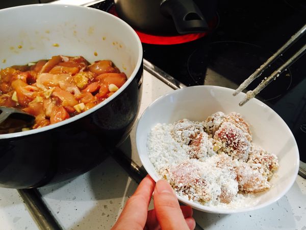 雞肉醃30分鐘後，一塊一塊裹上一層地瓜粉