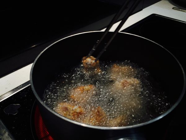 中火炸雞肉塊，筷子插的過去就代表熟了～
（測試油溫方法：鐵塊放下去周圍冒泡就代表油溫夠了！）