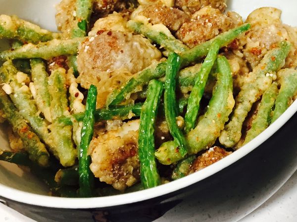 裹上麵粉炸出來就是這種效果囉～
我覺得比直接炸還要好吃，口感更豐富！
蘑菇超級juicy🍄