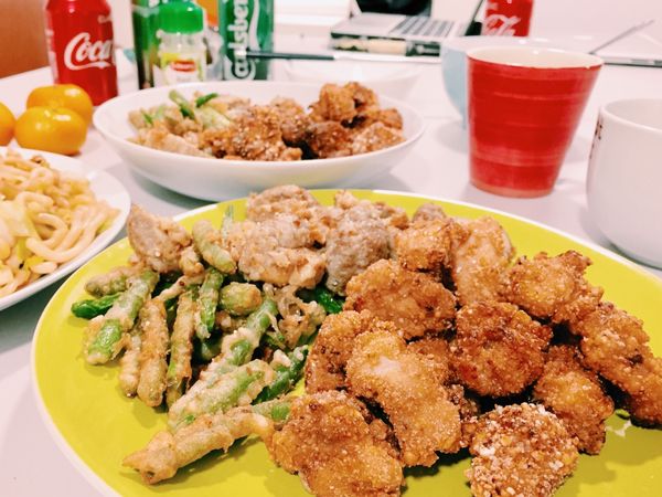 登愣✨ 完成囉！
在異國能鹹酥雞吃到飽真是太幸福啦！
搭配個汽水或啤酒，簡直天堂～～
快也來試試！
--------------------
🤝合作特輯👭💓
留學森的廚房日誌 x 小白太太煮家常 
小白太太食譜任意門👇🏼
https://icook.tw/users/melodicming