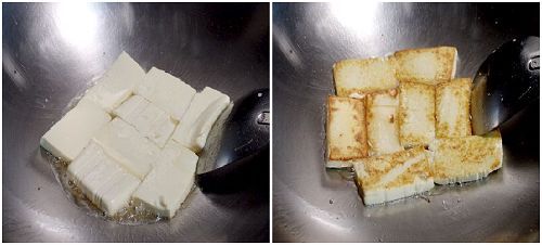 將豆腐切成塊狀，熱鍋熱油後，中小火煎至表面呈金黃色後盛起