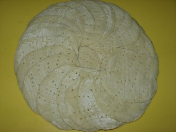 餃皮鋪在小烤盤第一層(可重疊)，叉子刺洞。