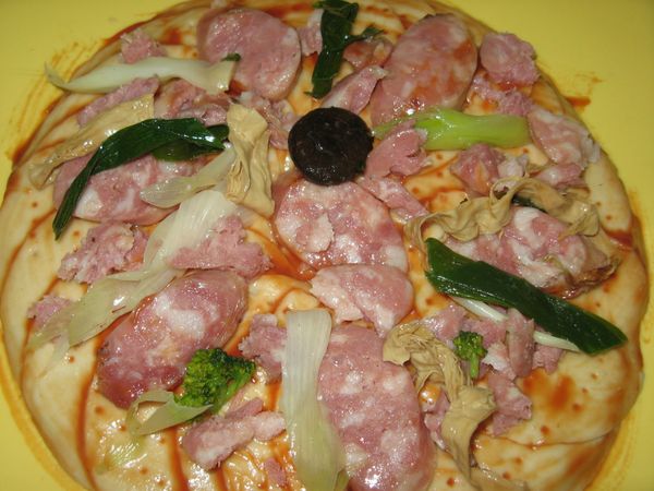 抹一層醬，放食蔬或香腸、臘肉，我用剩菜，最後灑上起士絲。