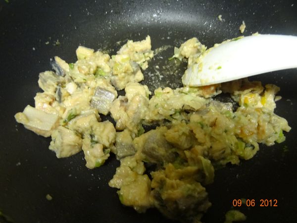 步驟1用蒜,鹽, 生粉,糖,豉油適量腌10分鐘(炒熟).