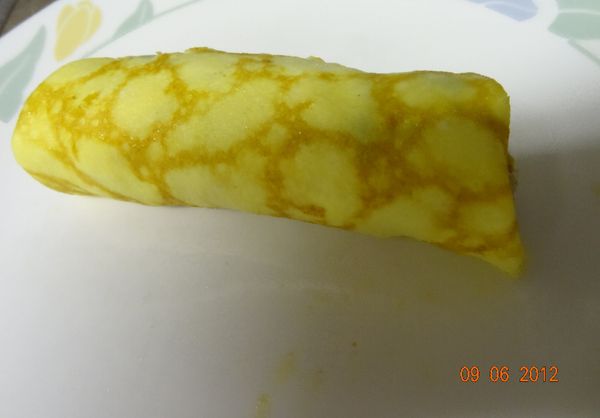 步驟4雞蛋皮包入了蔬菜鮭魚卷.