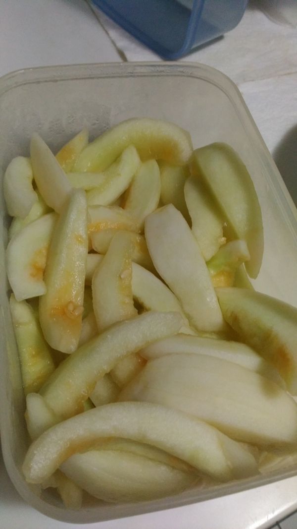 洗淨切好涼性水果~