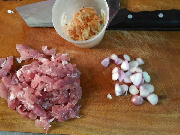 紅蔥頭切小塊狀，
蝦米過水洗一下，
豬肉切絲